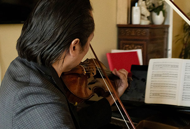 Photo of a man playing the violin